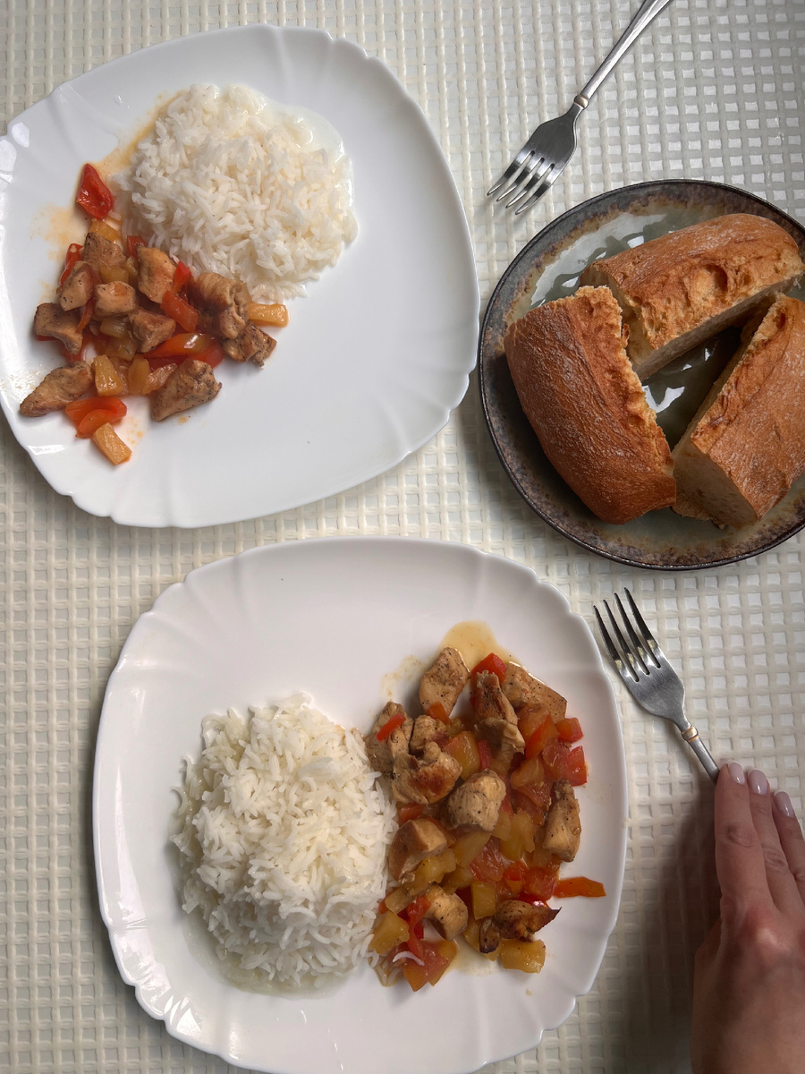 В этот раз я замариновала филе с индийскими приправами, поджарила его на скороводе. Через 10 минут добавила к нему красный перец и консервированные ананасы и потушила в воде с ложкой соевого соуса. 