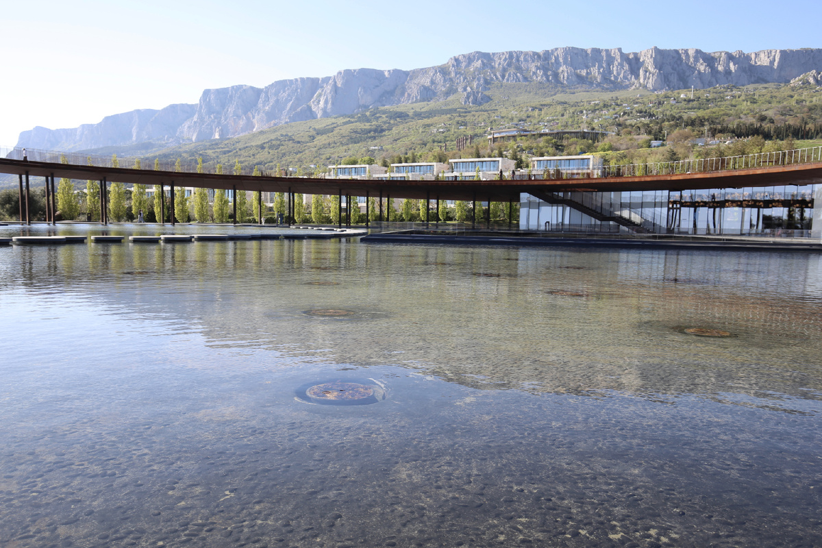 Искусственное озеро у входа в винодельню