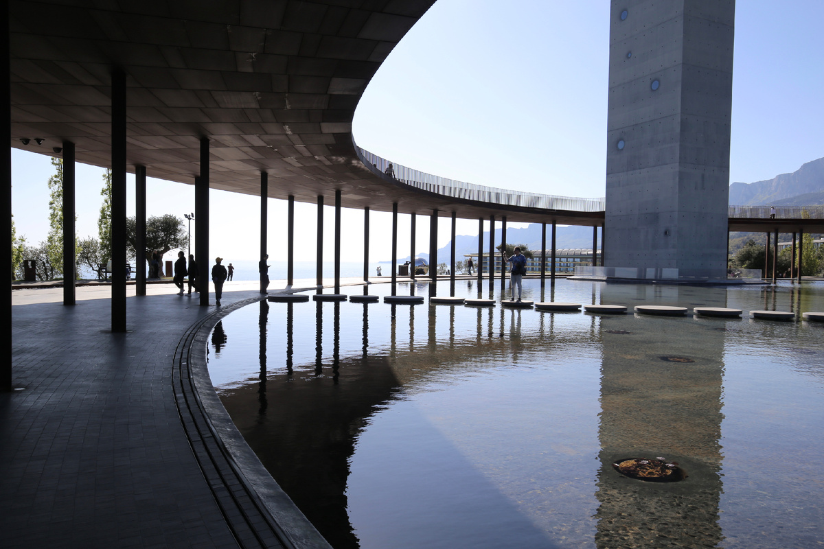 Импровизированный мост через озеро