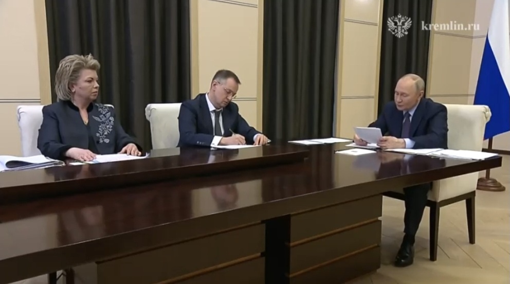 Президент России Владимир Путин предложил ввести «Детскую книжную карту» по аналогии с Пушкинской картой