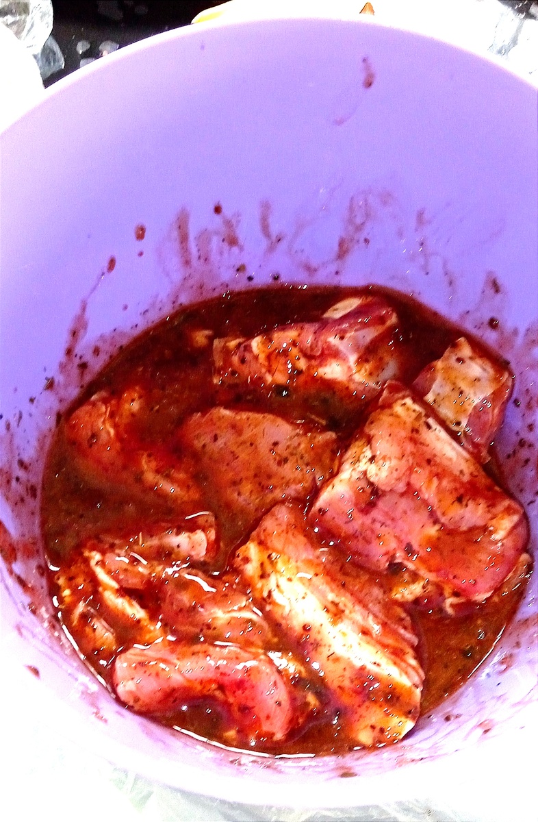 Пожмякать. Угнетаем, чтобы маринад полностью покрывал. Переложить в целафановый пакет, закрутить, выгоняя воздух, и в комнатную температуру  на 5-36 часов.