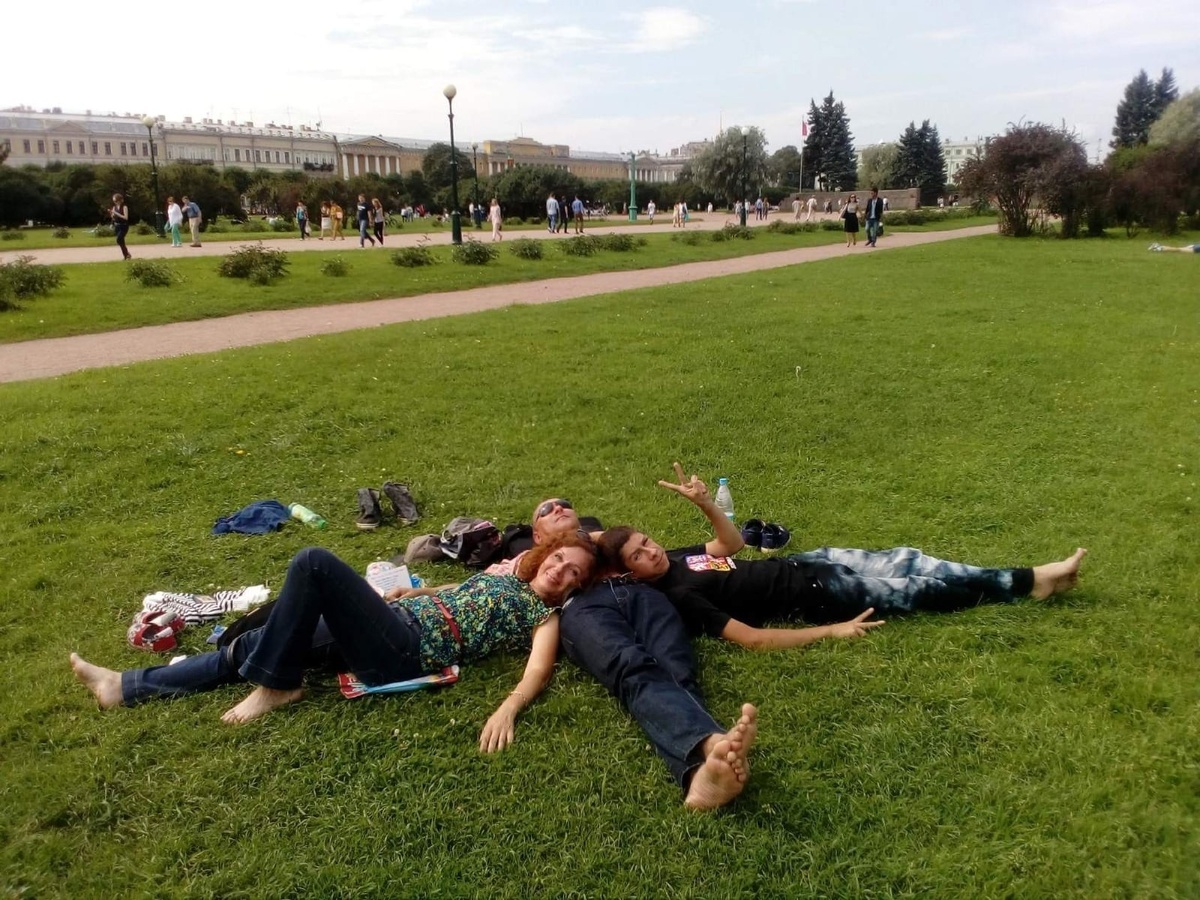 Удалось найти только старое фото. Кусты вдалеке, правда)). Это еще когда мы во Всеволожске жили и приезжали на праздники в город. Это конкретно - после Дня ВМФ на Марсовом поле. Не ехать же во Всеволожск, чтоб отдохнуть.))