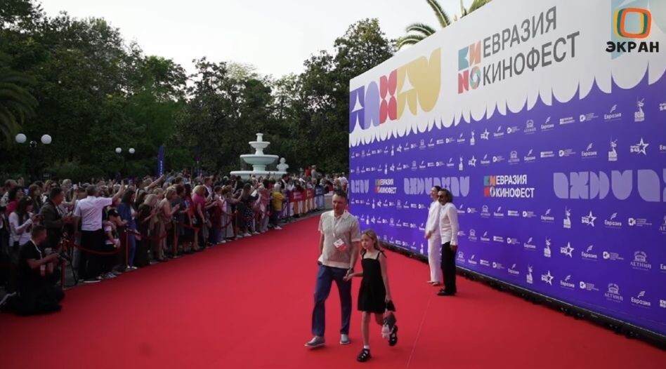 Павел Трубинер вместе с дочерью Елизаветой на красной дорожке II Международного кинофестиваля "Евразия-Кинофест"