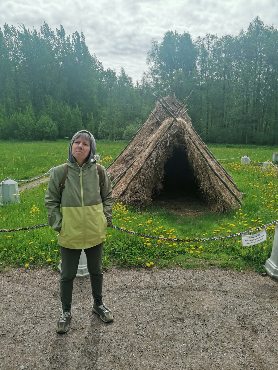 Меня здесь принимали в пионеры. Не была здесь лет 40. И никакой ностальгии. 