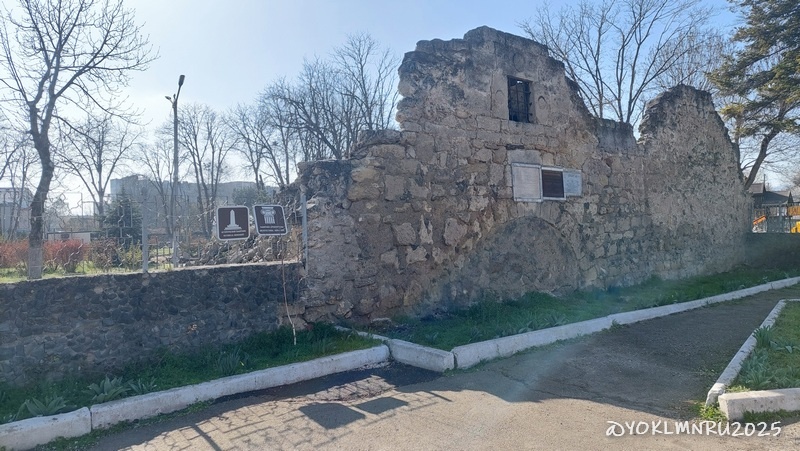 Вид на Таш-Хан в Белогорске с улицы | ©yoklmnru2025