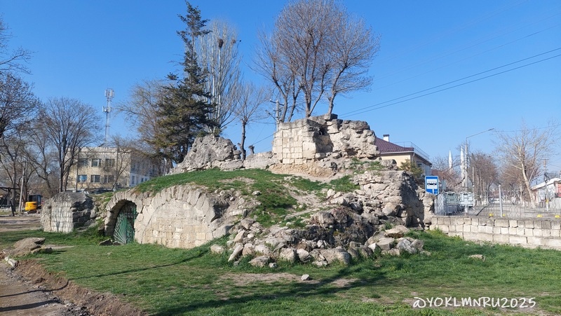 Вид на Таш-Хан со стороны сквера | ©yoklmnru2025