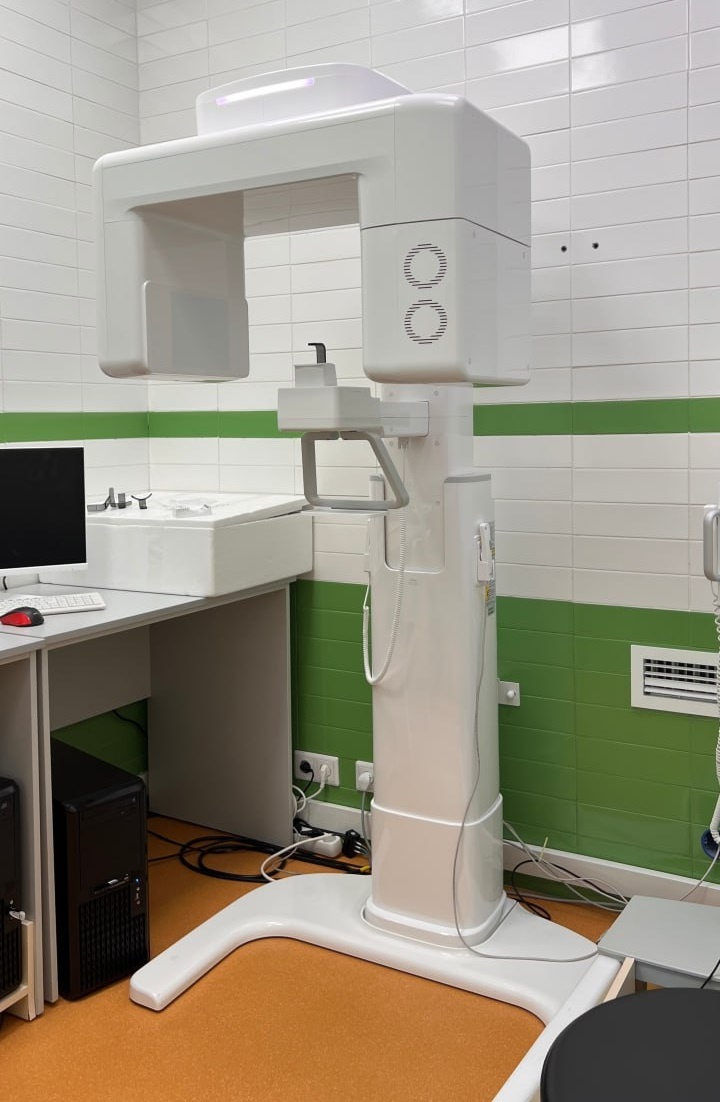 Пациент во время рентгенологического исследования аппаратом vatech A9