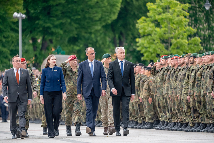    «В конце мая, впервые после разгрома нацистской Германии немецкие политики, а именно Мерц и министр обороны Германии Борис Писториус, поехали в Литву, чтобы дать старт размещению там немецкой бронетанковой бригады».   
Фото: © Michael Kappeler / dpa / www.globallookpress.com