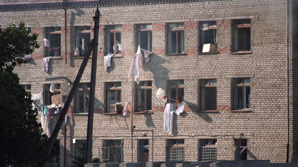 Здание больницы в Буденновске, захваченной террористами.📷Фото: Эдди Опп / Коммерсантъ