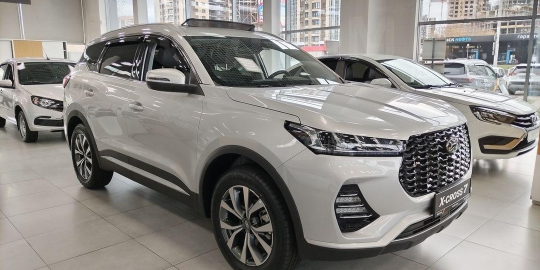 Заехал к дилеру Лада. За сколько продают кроссовер X-Cross 7? Какие скидки есть? Навязывают ли допы при покупке?
