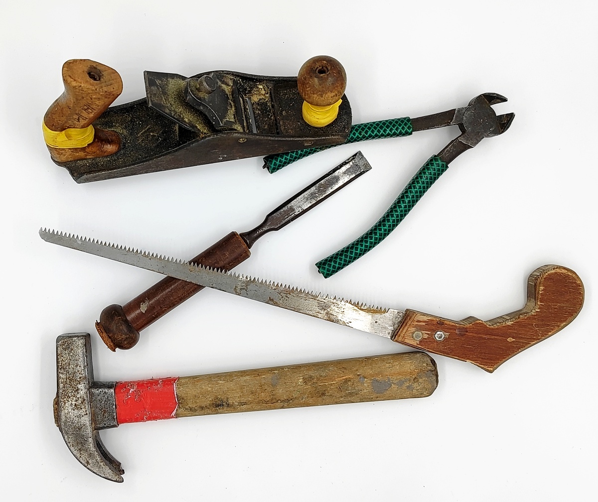 Рубанок, ножовка, кусачки, молоток и стамеска. 