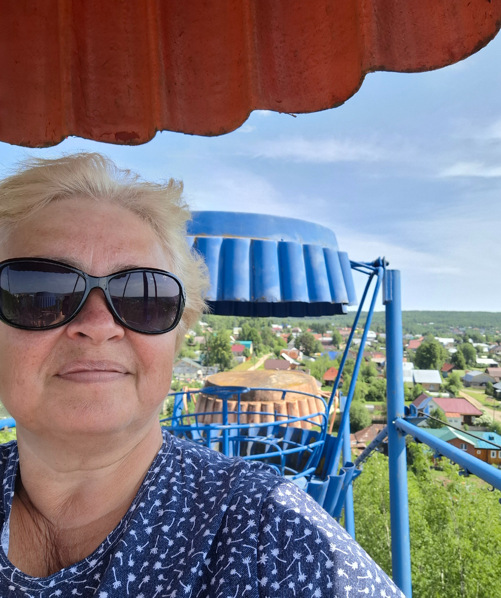 На самом верху, ветерок обдувает.