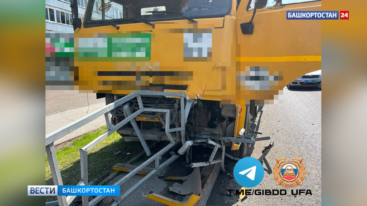    На проспекте Октября в Уфе КамАЗ протаранил металлическое ограждение