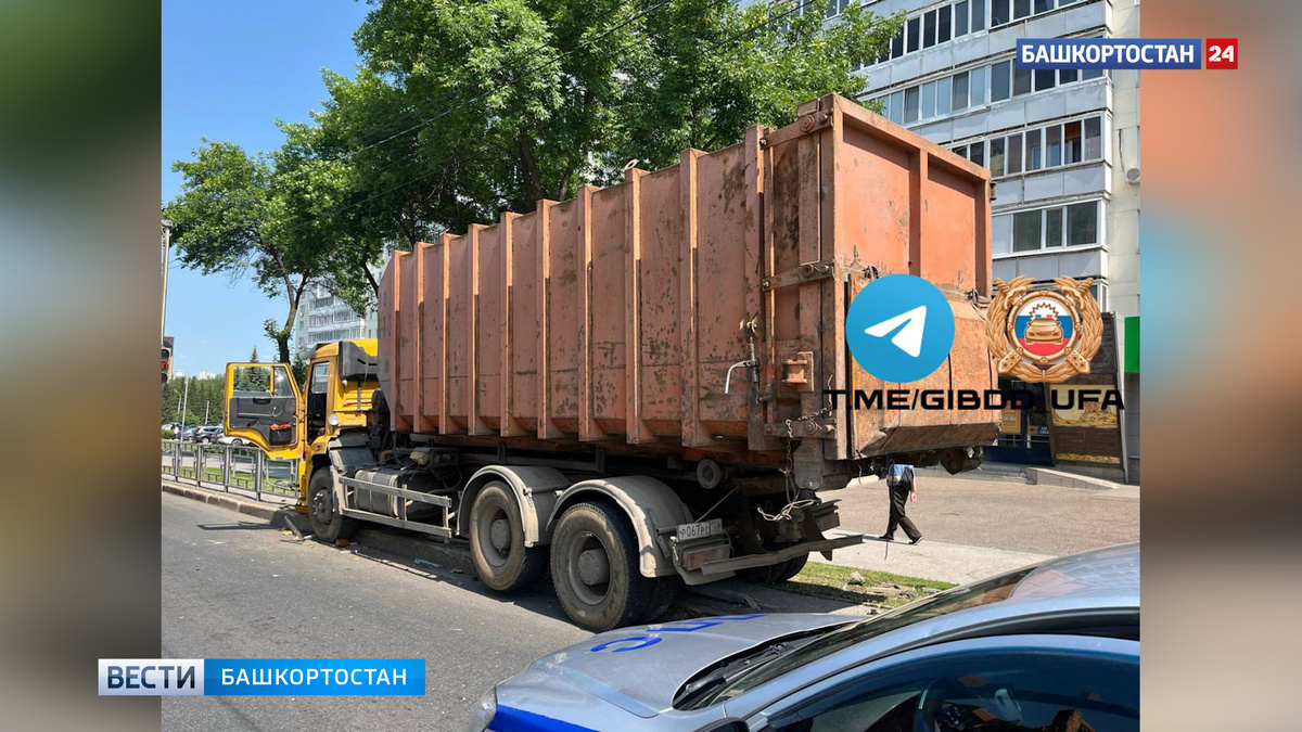    На проспекте Октября в Уфе КамАЗ протаранил металлическое ограждение