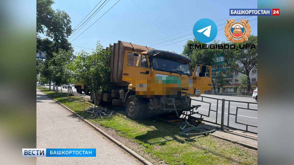    На проспекте Октября в Уфе КамАЗ протаранил металлическое ограждение