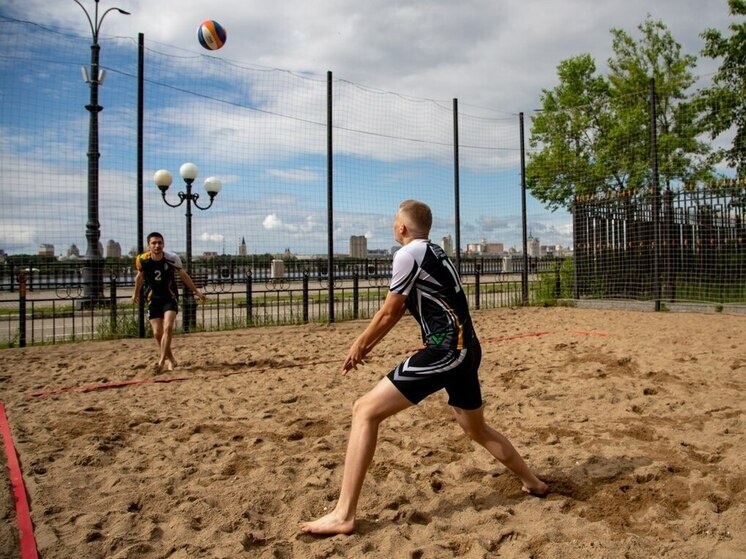     В Благовещенске прошел турнир по пляжному волейболу с участием бойцов СВО фото: пресс-служба администрации