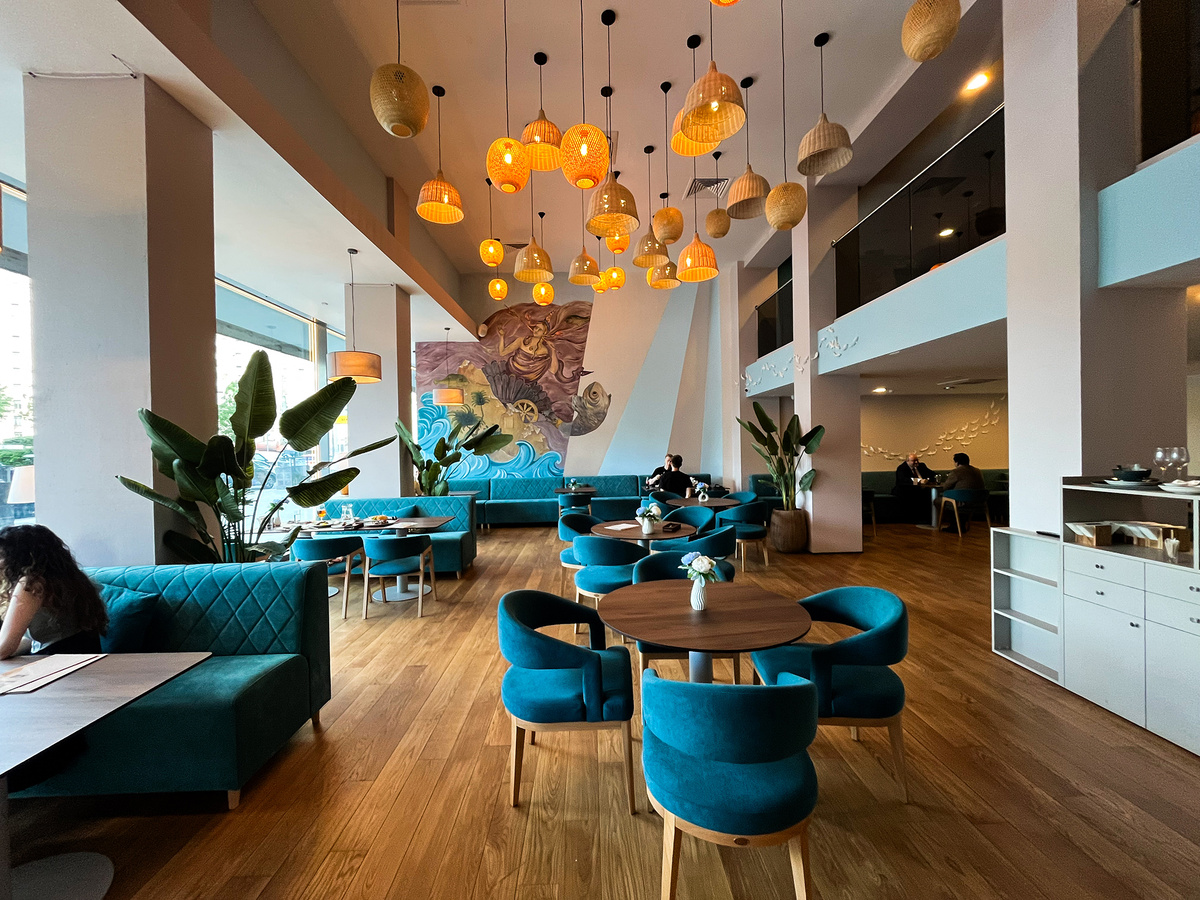 Интерьер зала на первом этаже →