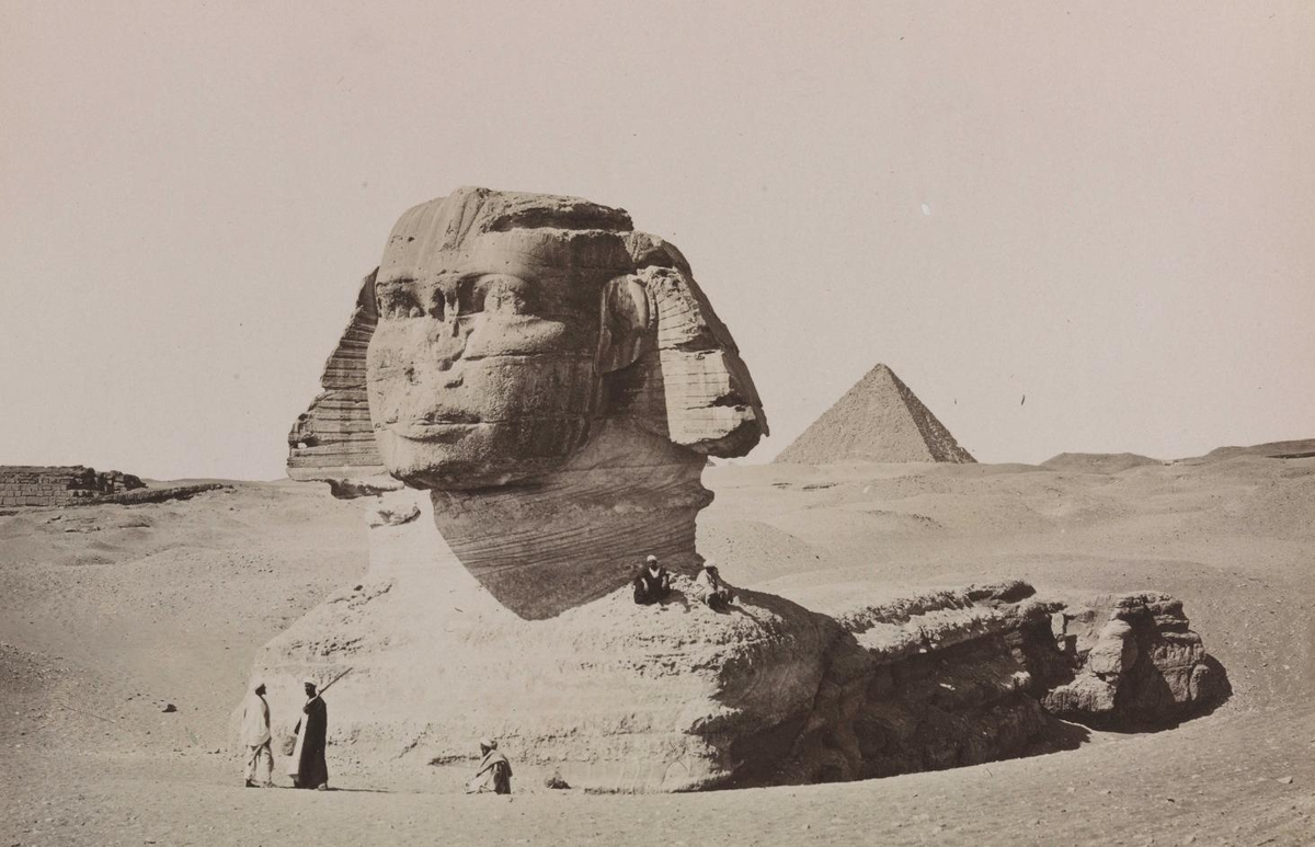 Фотография Сфинкса и пирамиды Хефрена, сделанная около 1857 года. Как мы видим, Сфинкс еще не был выкопан из песков. 