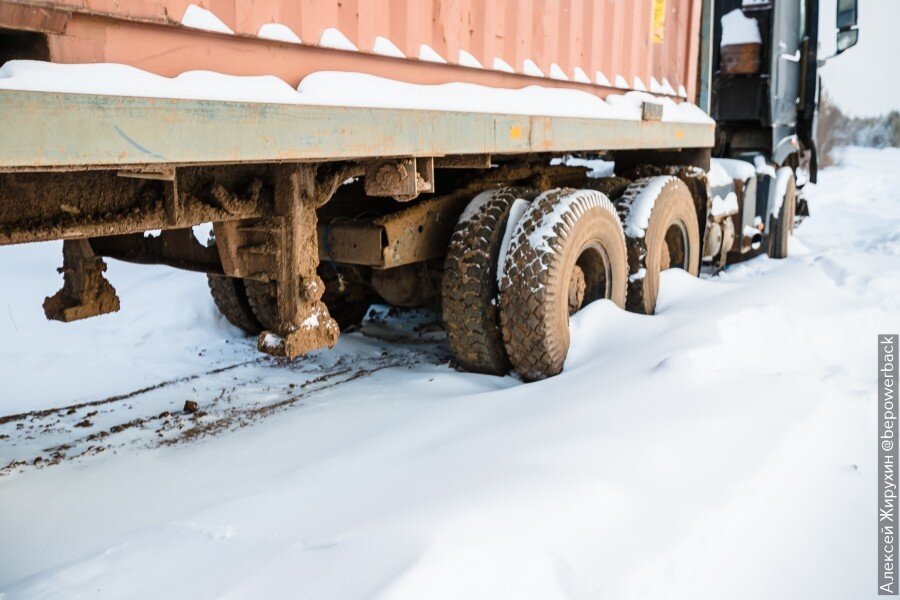 Замерзшая грязь на колесах — последнее свидетельство отчаянной борьбы водителя с «упавшим» зимником