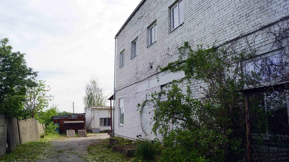 Так сегодня выглядит территория завода. Ремонт здания Людмила Володина делает на свои средства без участия крупных инвесторов. Листайте галерею, чтобы увидеть ещё фото