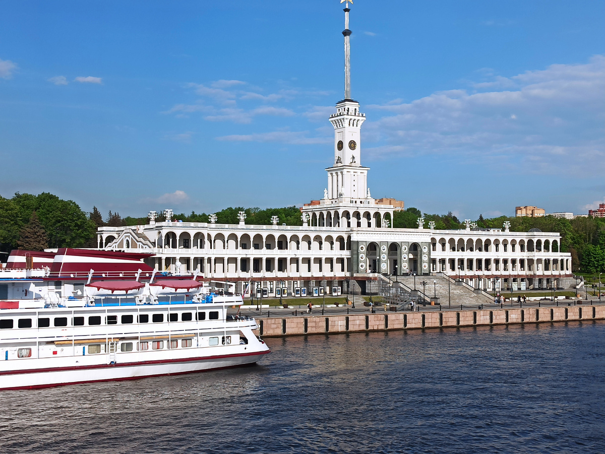 Северный Речной Вокзал в Москве отлично смотрится с воды. Листайте галерею.
