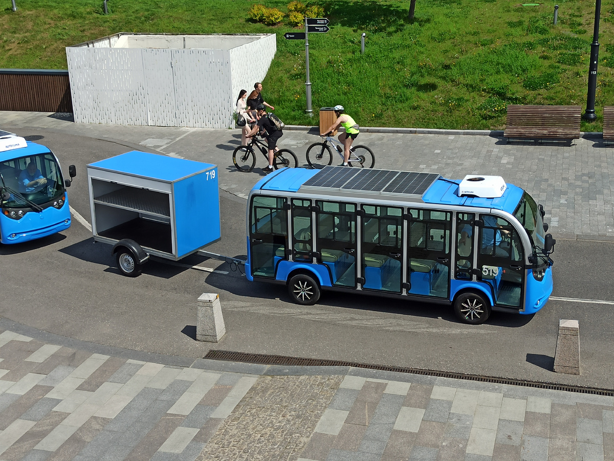 Для доставки пассажиров и багажа на причалы и обратно используются вот такие электрокары. Удобно!