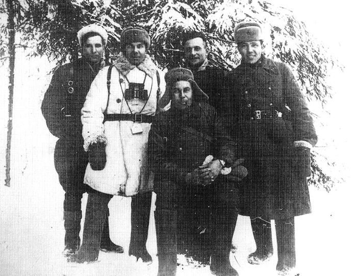 Командир 32-й СД полковник В.И. Полосухин (в центре) с командирами. Фото из открытых источников 