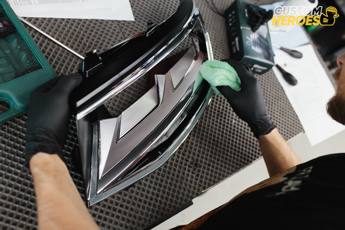 Источник фото: https://custom-heroes.ru/raboty/vid-uslugi/avtosvet/nashi-raboty/kogda-sova-vstrechaet-faru-reshaem-nestandartnye-zadachi/