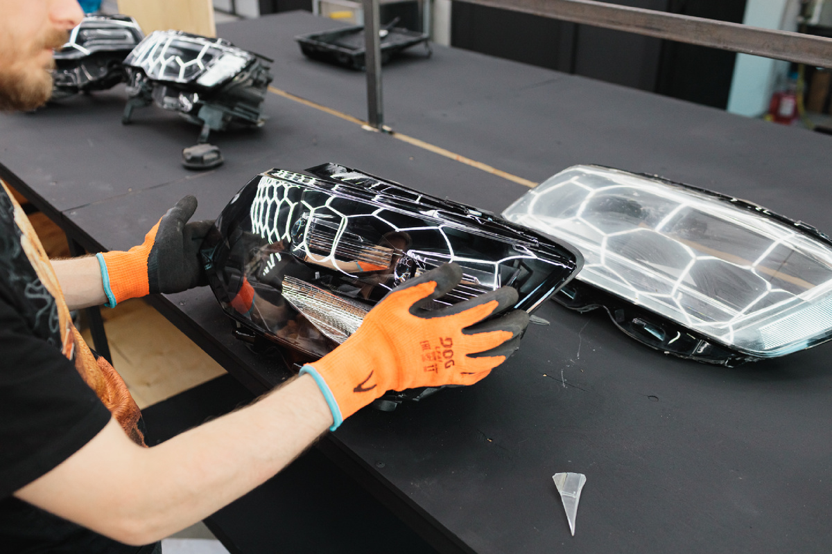 Источник фото:  https://custom-heroes.ru/raboty/vid-uslugi/avtosvet/nashi-raboty/kogda-sova-vstrechaet-faru-reshaem-nestandartnye-zadachi/