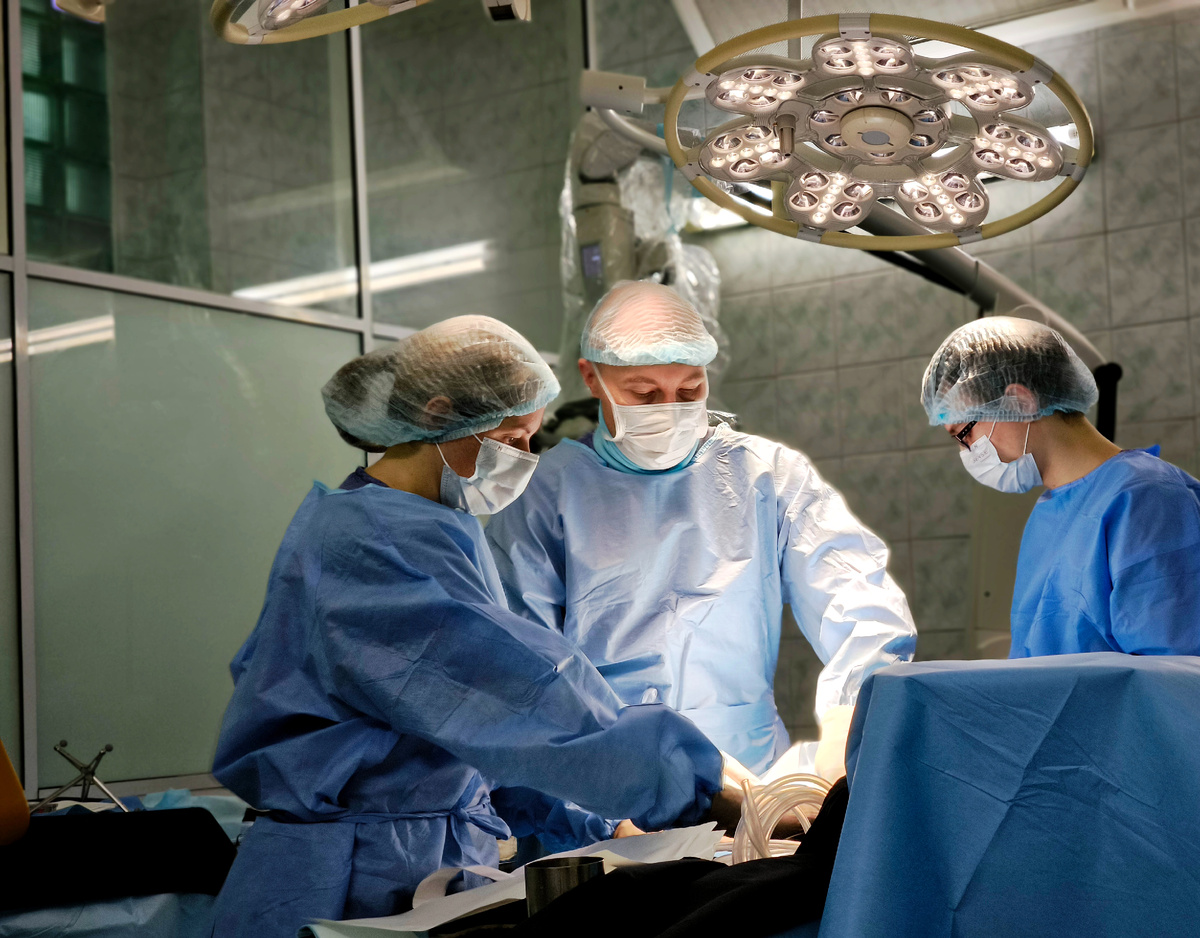 В идеальном варианте нейрохирурги удаляют опухоль тотально, но всё зависит от локализации и объёмов. Нейрохирург должен действовать так, чтобы пациент не получил грубого неврологического дефицита