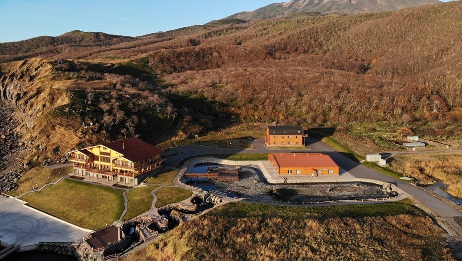    Гостевой дом (слева) и рыбоводный завод (справа) в бухте Янкито на острове Итуруп в Сахалинской области. Автор фото: Сергей Красноухов / ТАСС