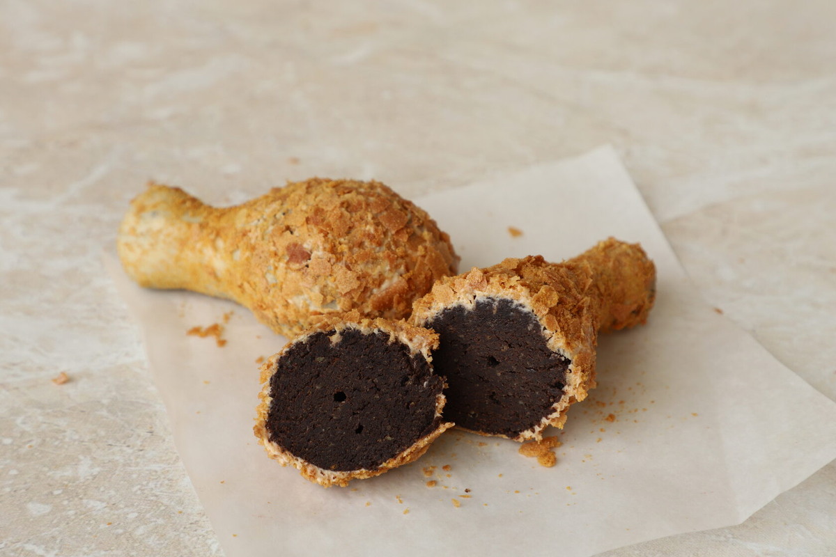 Если вы выросли в постсоветском пространстве, то наверняка хоть раз пробовали то самое пирожное «Картошка». Его вкус — это не просто ностальгия, а настоящая классика, которая возвращает в детство.  Но знаете ли вы, что за этим простым десертом стоит целая история? А ещё — огромный потенциал для творчества, особенно если вы работаете с тортами и бисквитами.