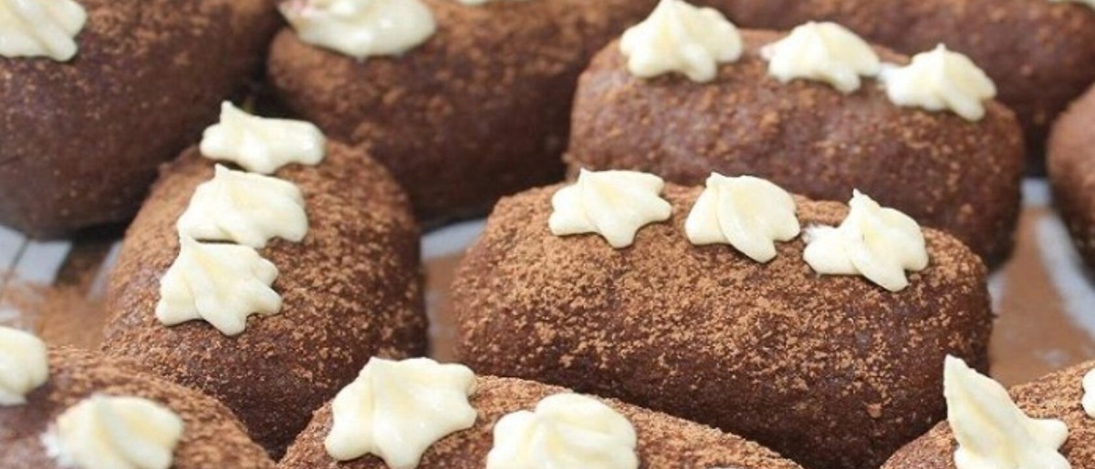 Название пирожного связано, конечно же, с его внешним видом: аккуратная овальная форма, посыпка из какао или печенья — очень напоминает обычную картошку.