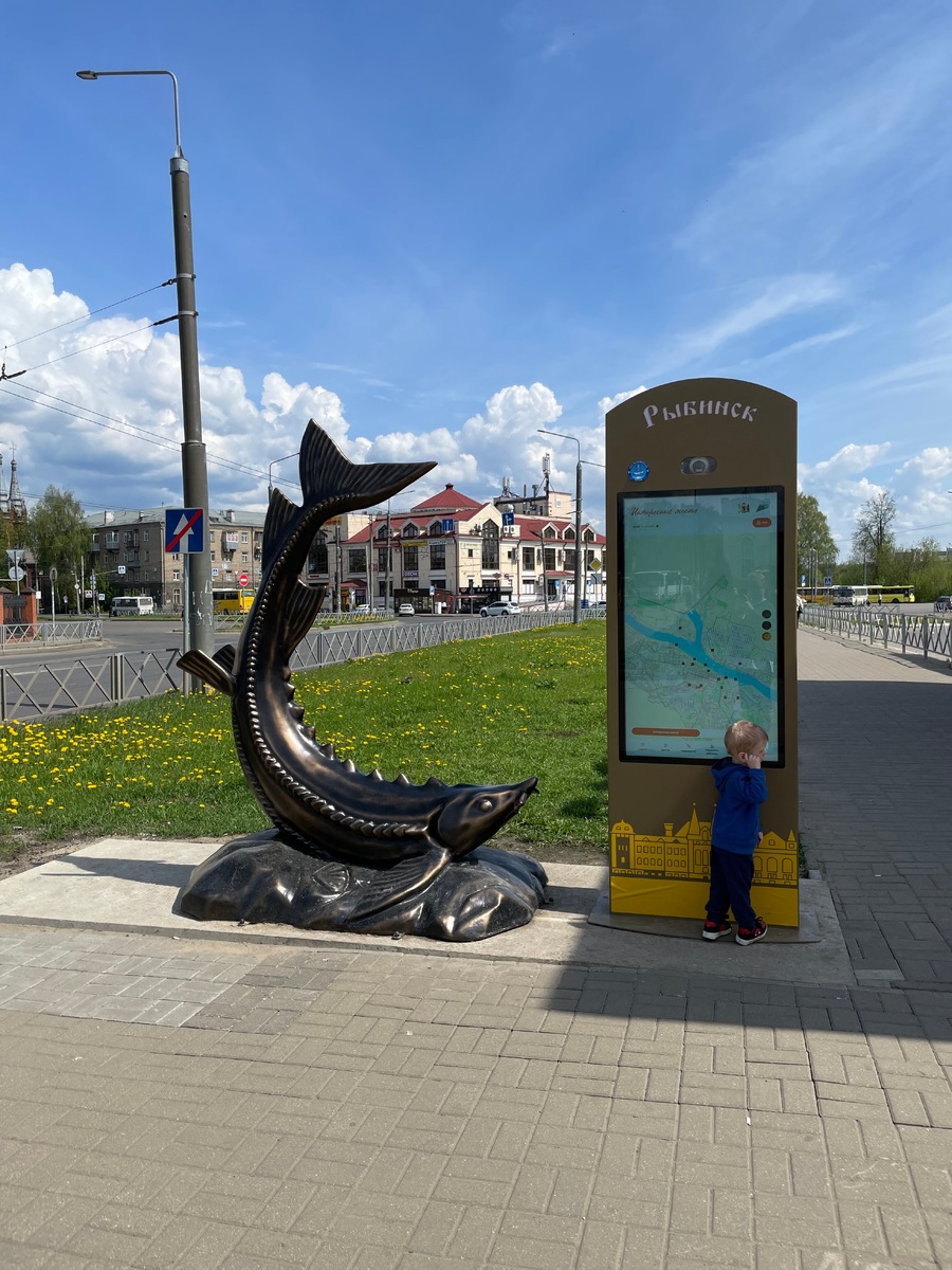 Огромный осётр встречает вас на выходе из вокзала