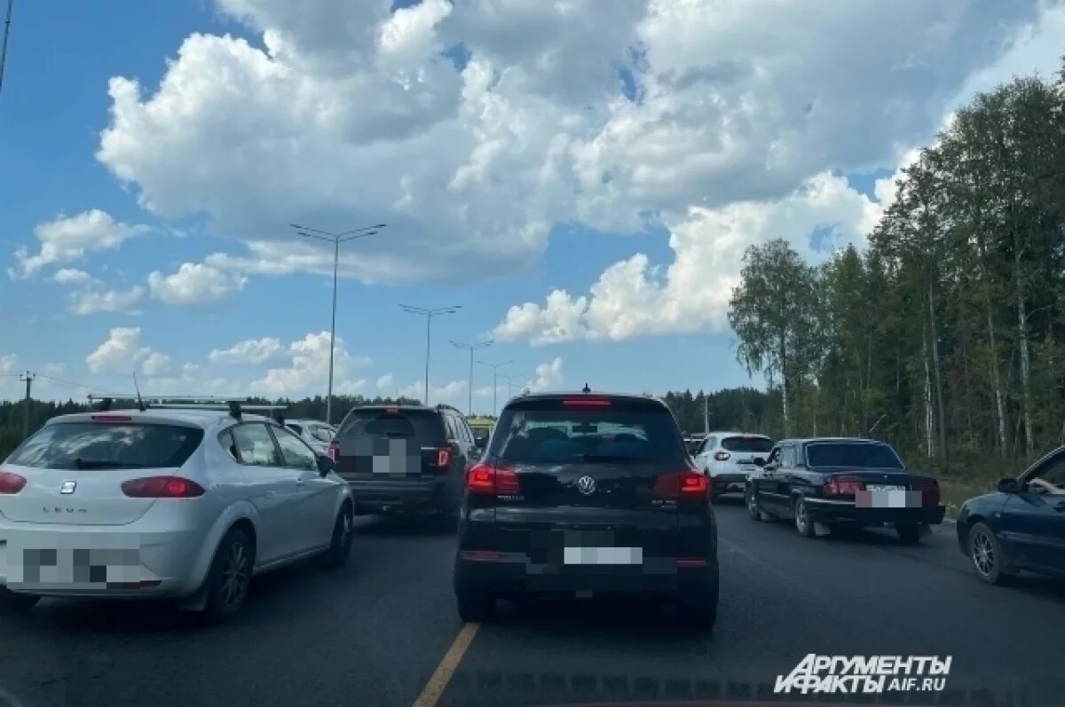    Жуткая пробка перед Чусовским мостом в Перми сохраняется уже пять часов