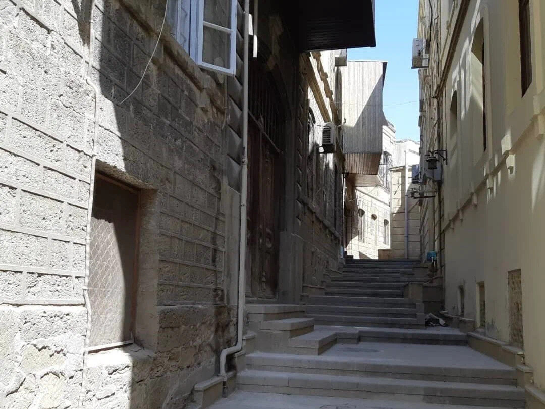 В Ичеришехере по ночам тихо и спокойно, по многим улочкам здесь просто не проехать автомобилям. Фото: Яна Сергеева