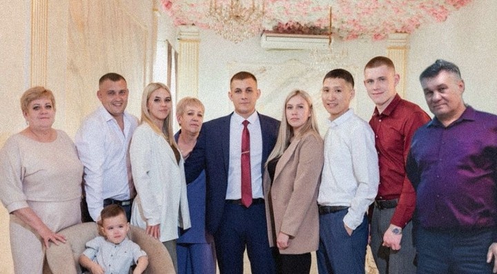      С.А. Сидоркин (справа) с семьей. Красносулинский вестник