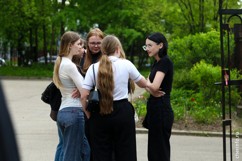    Это итоги экзаменов по литературе, истории и химии.