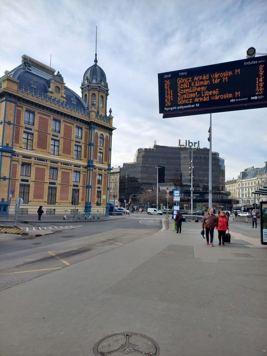 Западный вокзал (Nyugati pályaudvar) в Будапеште. Остановка авт. №26.