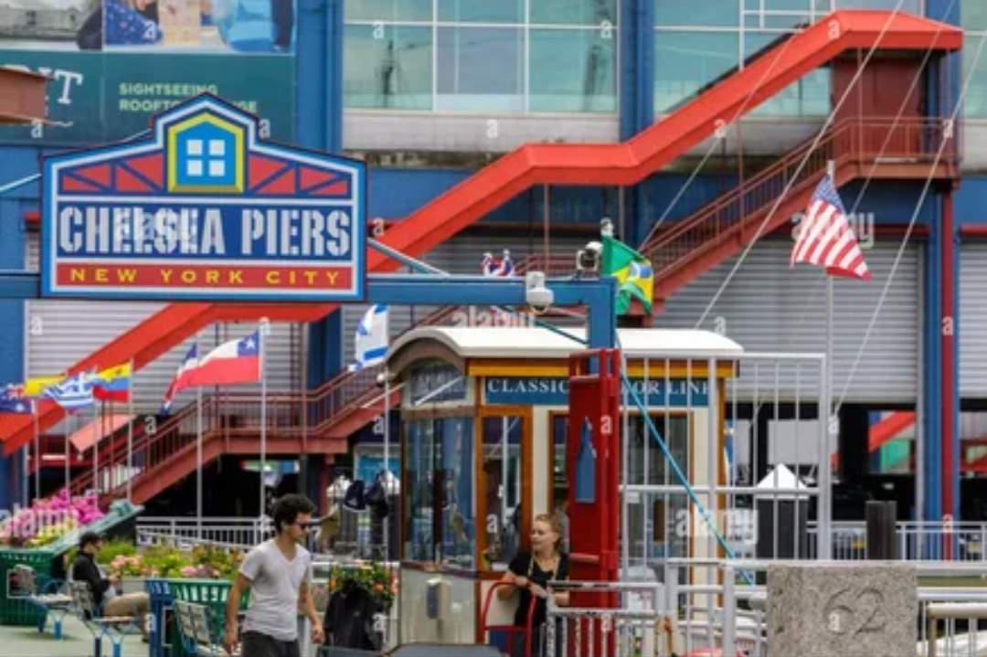 На фото из инета вход в спортивный комплекс Челси-Пирс. Когда-то это был заброшенный район Манхэттена с проститутками и наркоманами. А в 90-е годы район превратился в спортивный центр Манхэттена. И, Слава Богу, что в наших российских городах уже очень много спортивных комплексов, и как Челси-Пирс, и намного лучше.