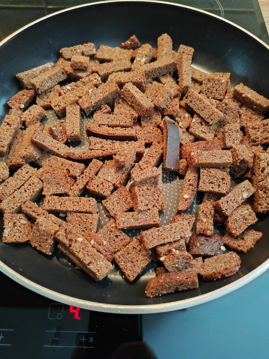 Чесноку на сковородке не место. Все что нужно, уже на сухариках запах и острота.