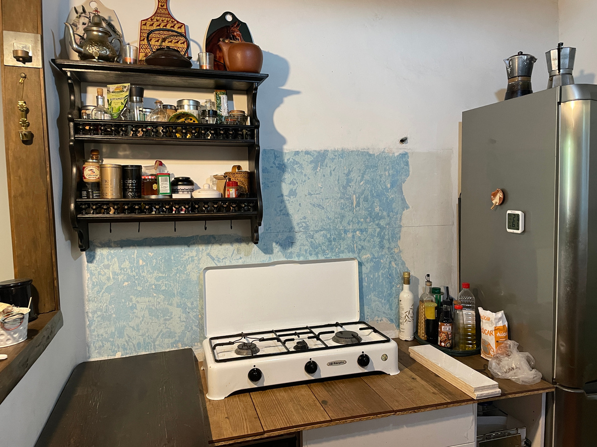 Примерно так выглядела моя кухня