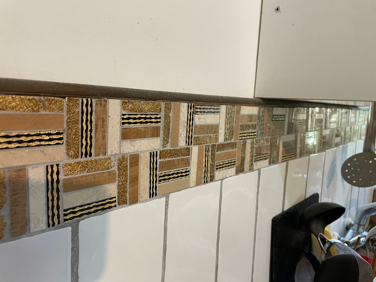 Плитка на фартуке будет вот такая. Купили ее давно на барахолке