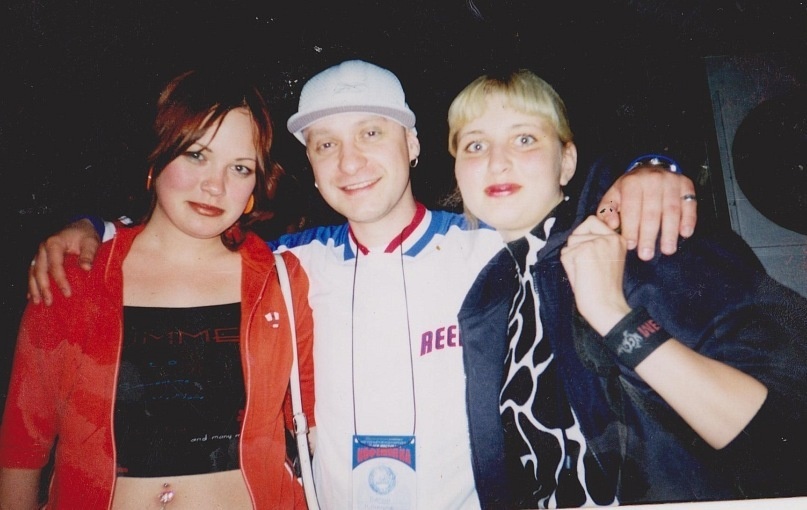 На фото вАрчун рэп команда Район моей мечты, справа я. 18 лет