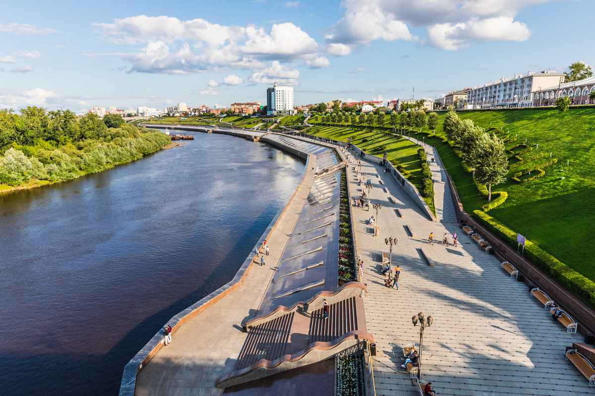 «Четырёхэтажная» гранитная набережная — это единственный подобный проект в России. Фото: Damira / Shutterstock / Fotodom