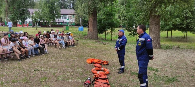    Оренбургские спасатели объясняют детям правила поведения на воде Мария Чалкина