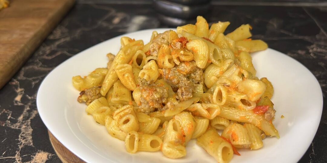 Макароны с фаршем на сковороде