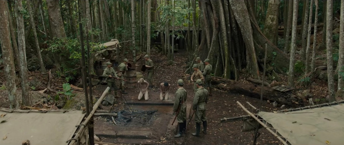 Кадр из фильма "Несломленный" (2014 г.) - матросы моют американских летчиков, на флоте все так - либо драить, либо красить. Считается, что герой фильма Луи Замперини, член экипажа бомбардировщика B-24, содержался на Кваджелейне. Но есть версия, что он находился первоначально именно на Тароа. Кроме того, высока вероятность, что самолеты, найденные на Тароа участвовали в бою в апреле 1943 года, когда был поврежден бомбардировщик с Замперини на борту. 