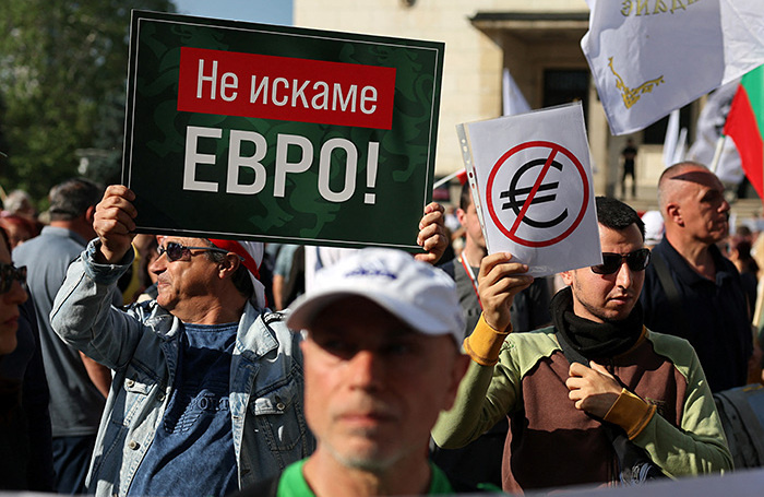    Протест в Софии против перехода на евро.REUTERS/Stoyan Nenov