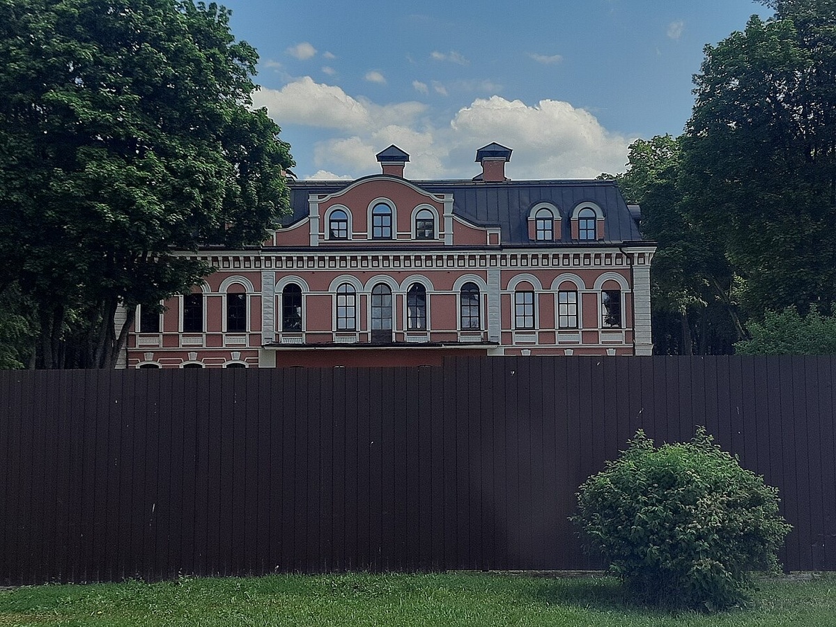 Усадьба Красное. В советской популярной литературе считалось, якобы между 1756 и 1801 годами хозяйкой усадьбы была Дарья Салтыкова